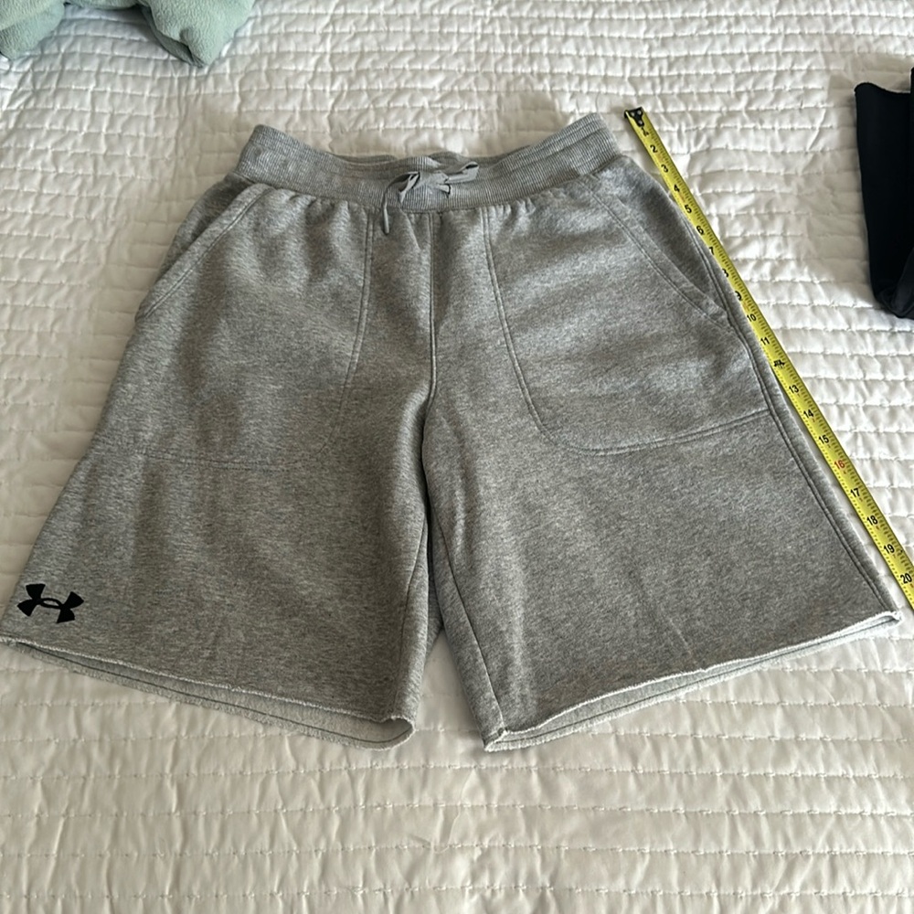 Men’s med Under Armour fleece shorts light gray